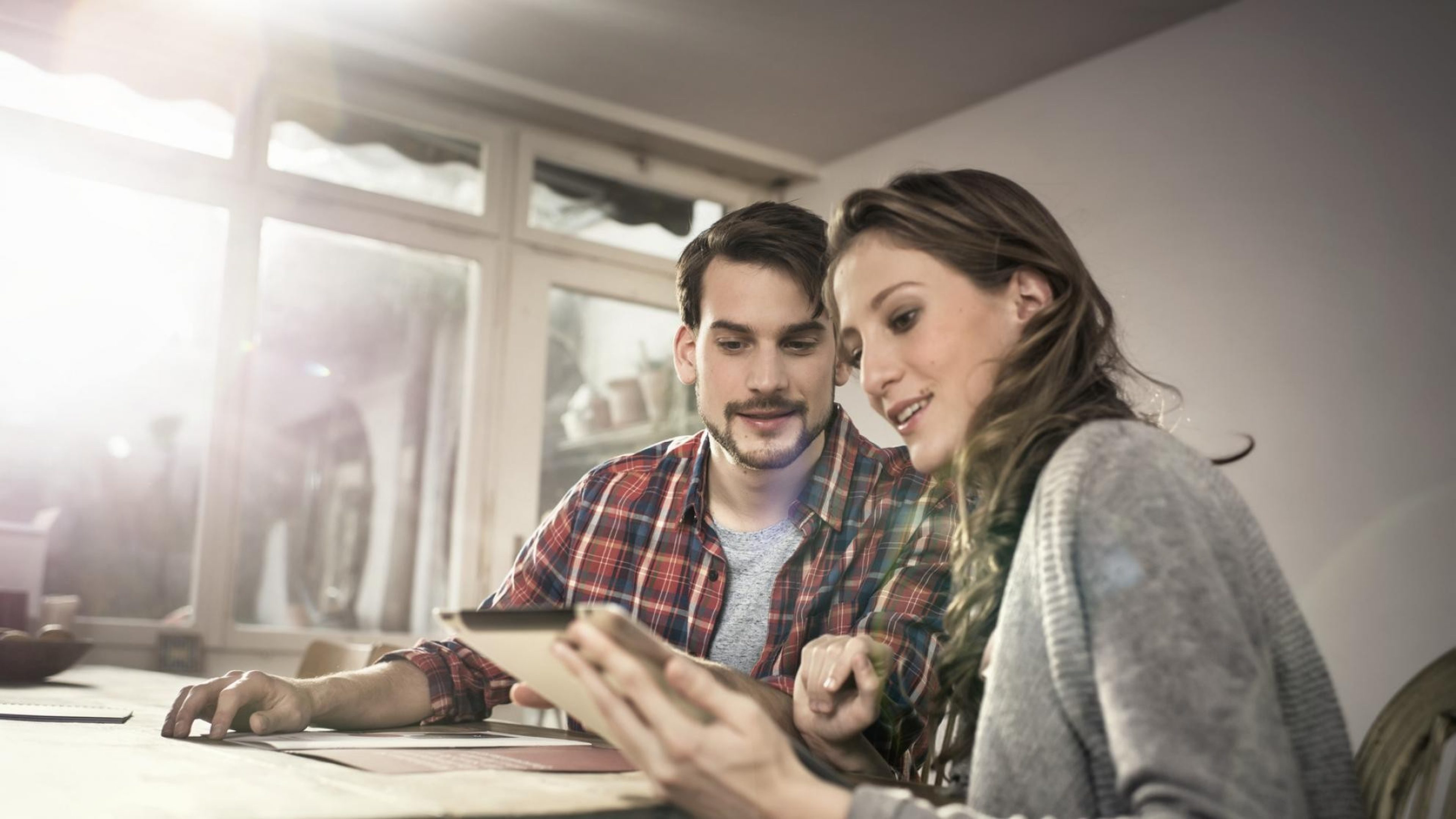 Couple-devant-tablette_16_9_1984w (1)