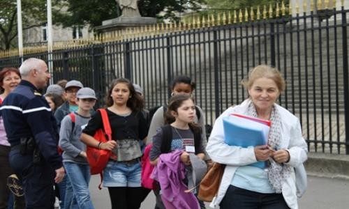 web-la-classe-arrive-devant-l-assemblee-avec-la-maitresse_large